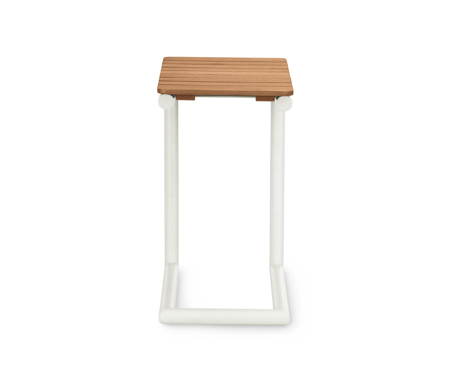 Ahşap yüzeyli ve beyaz metal çerçeveli yan sehpa detayı.