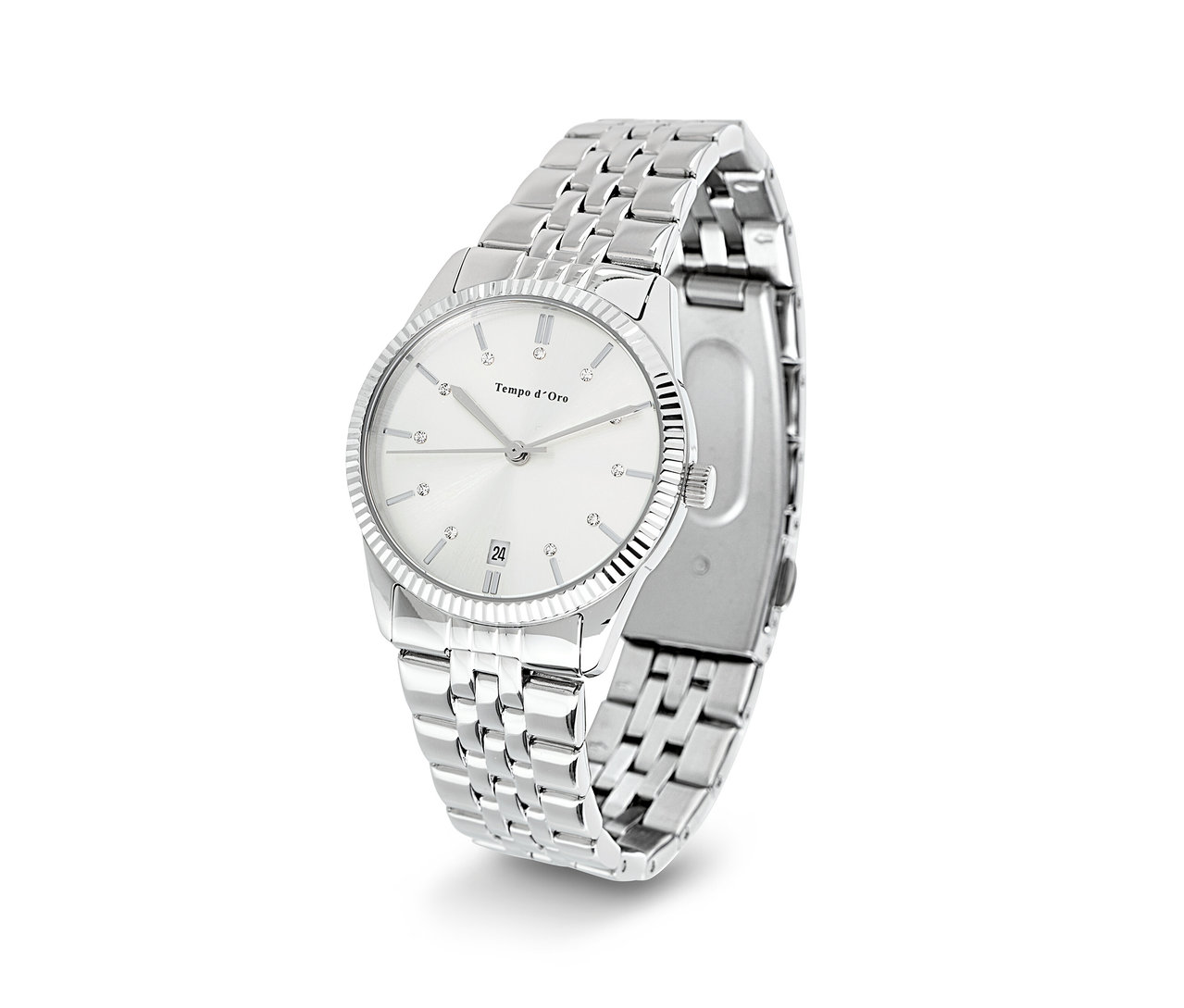 Metal kordonlu ve beyaz kadranlı gümüş renkli bir saat.