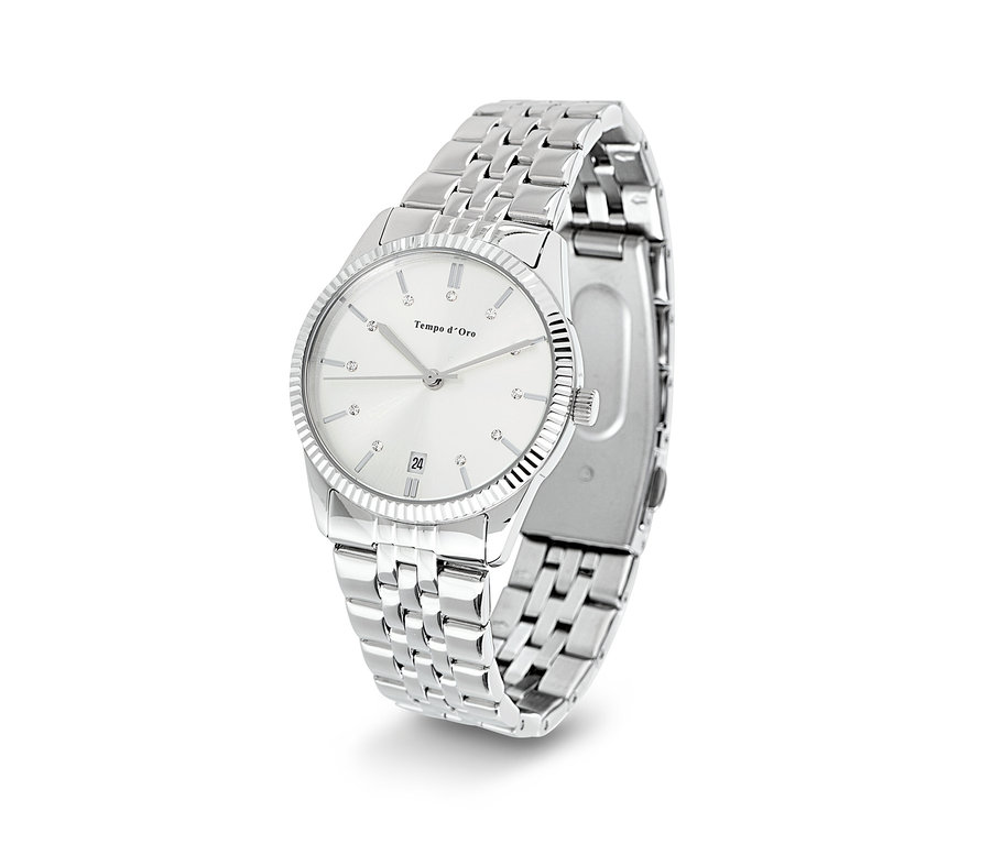 Metal kordonlu ve beyaz kadranlı gümüş renkli bir saat.