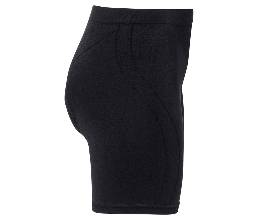 Beyaz arka planda siyah, kısa, dar kesim şort.