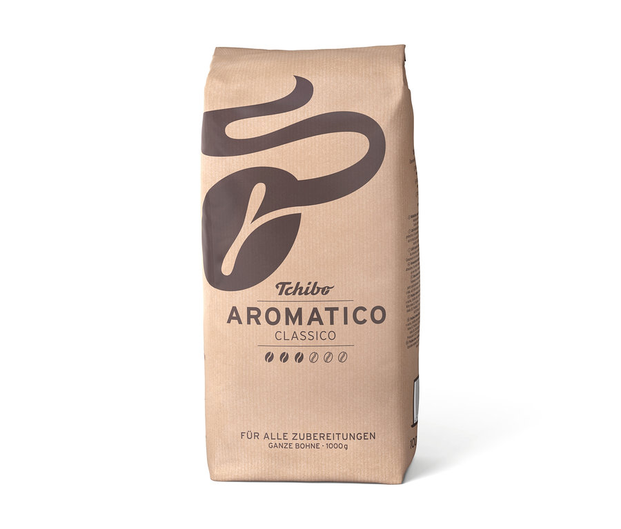 Dik duran, kahverengi kağıt tasarımlı ve Tchibo logolu 1 kg Aromatico Classico çekirdek kahve paketi.