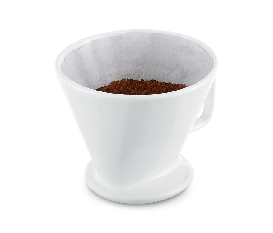 Kağıt filtreli, beyaz, No. 4 filtre kahve aparatında kahve.