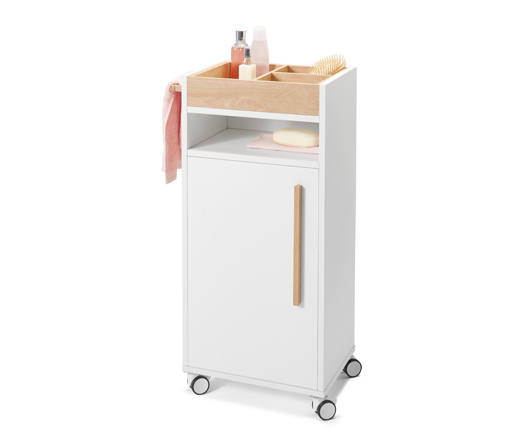 Tekerlekli, beyaz banyo dolabı, havlu ve banyo aksesuarları ile birlikte.