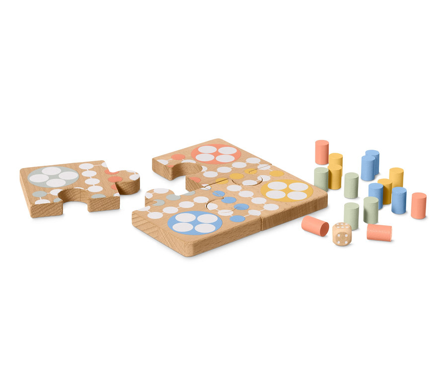 Beyaz bir arka plan üzerinde iki adet Ludo Yapboz parçası, bir dizi renkli oyun parçası ve bir zar.