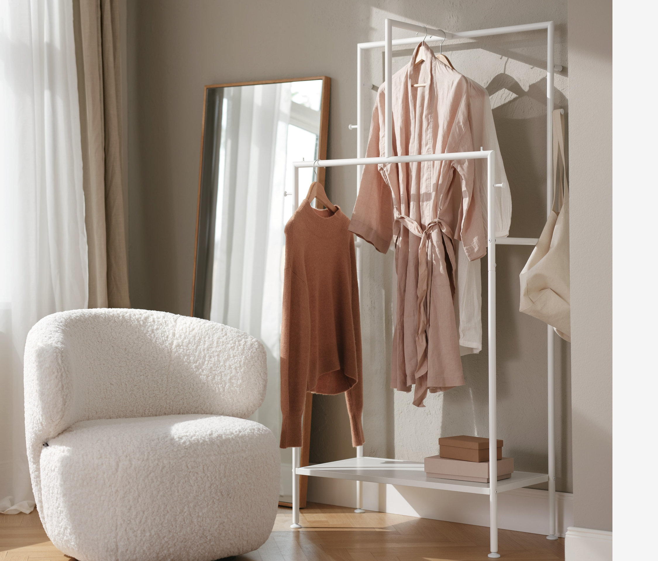 Döner sandalye, portmanto ve duvar aynası bulunan iç mekan.