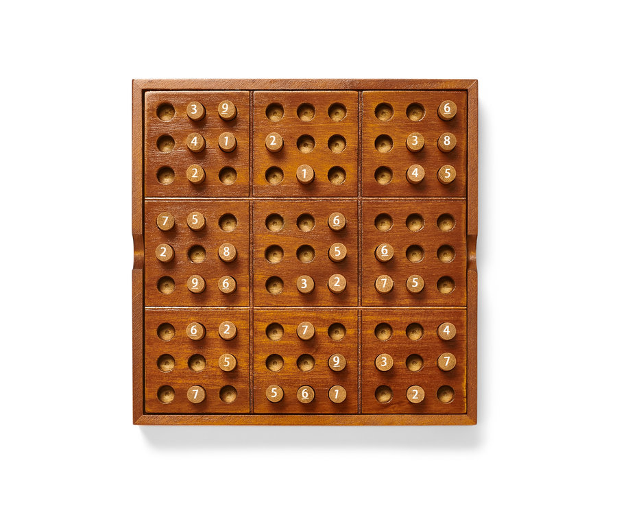 Oyun alanında sayı çubukları olan ahşap »Sudoku« masa oyunu.
