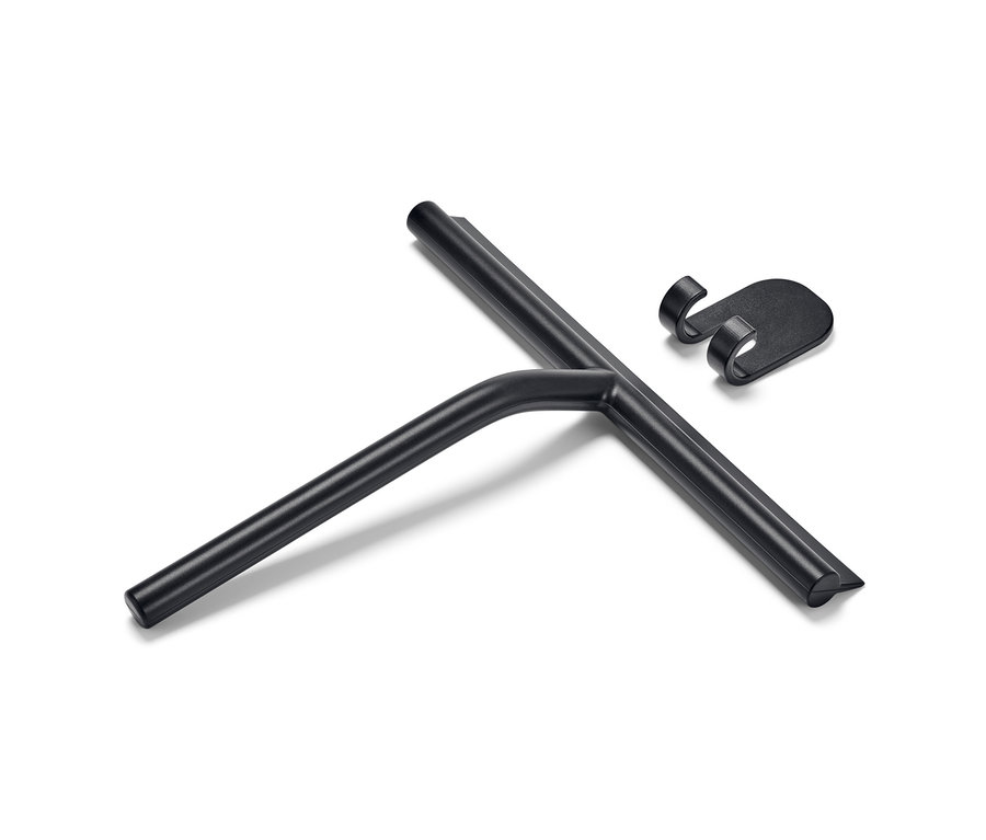 Duvar tutacaklı siyah banyo sileceği beyaz bir zemin üzerinde duruyor.