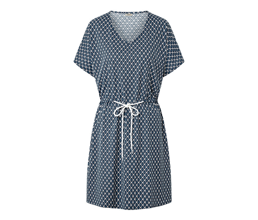 Beyaz geometrik desenli ve belinde bağcıklı mavi plaj elbisesi.