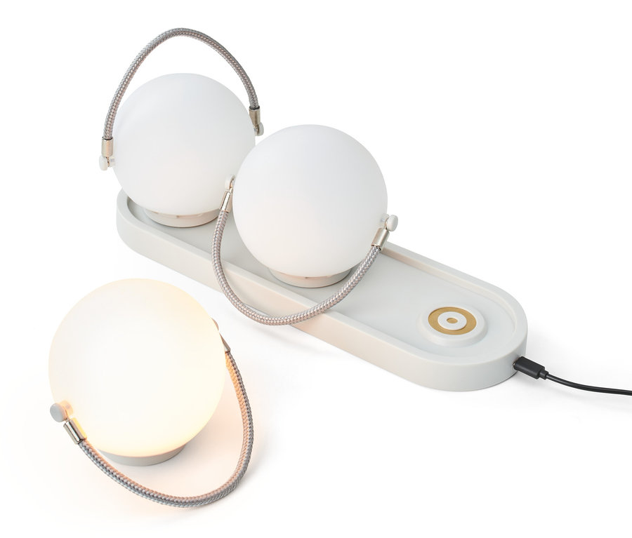 Şarjlı Masa Lambası Seti: İki lamba şarj ünitesinde ve bir adet tek lamba.