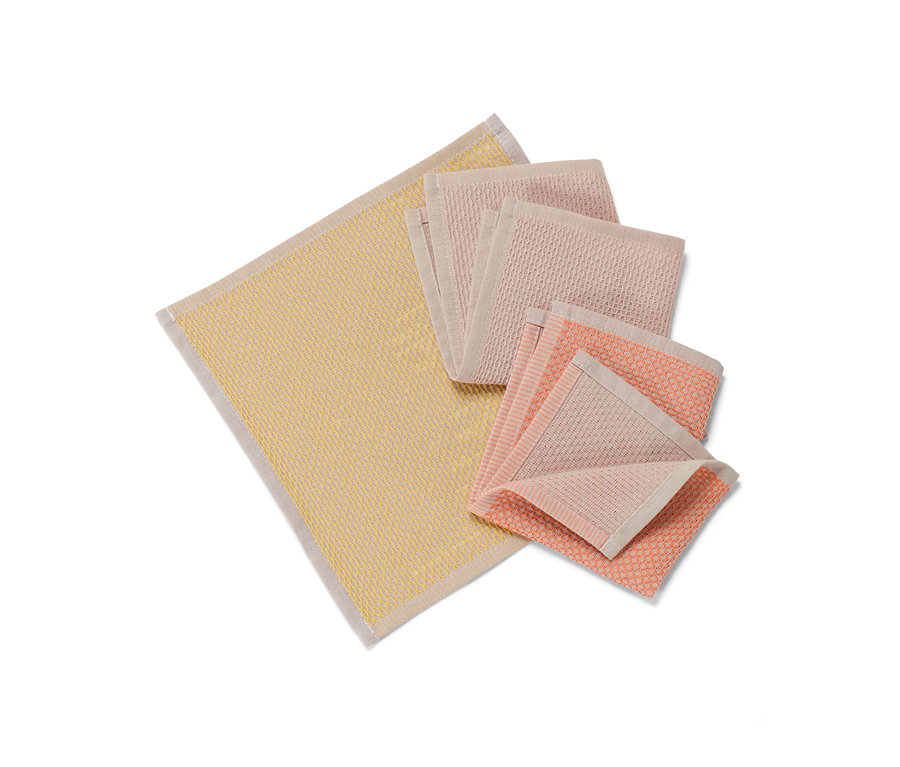 Beyaz bir yüzey üzerinde duran sarı ve pembe renkli 3 Adet Kurulama Bezi.