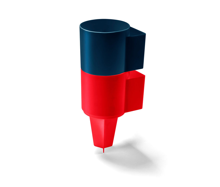 Kırmızı ve mavi renkli 2 Adet Plaj Bardak Tutucu'nun yakın çekimi