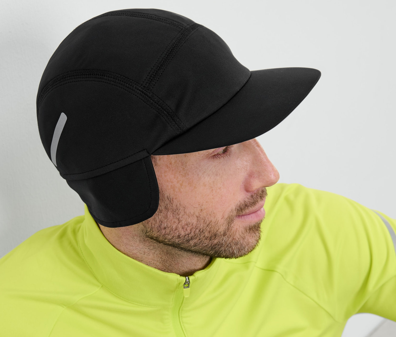 Siyah koşu şapkası takan adam.