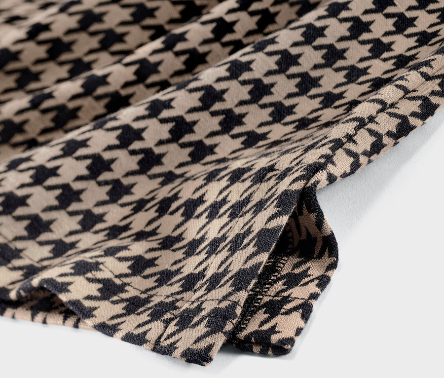 3/4 kol detaylı, kazayağı desenli sweatshirt yakın çekim.