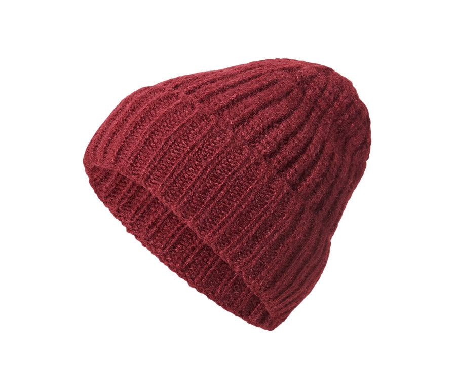 Beyaz arka planda yünlü örgü bere.