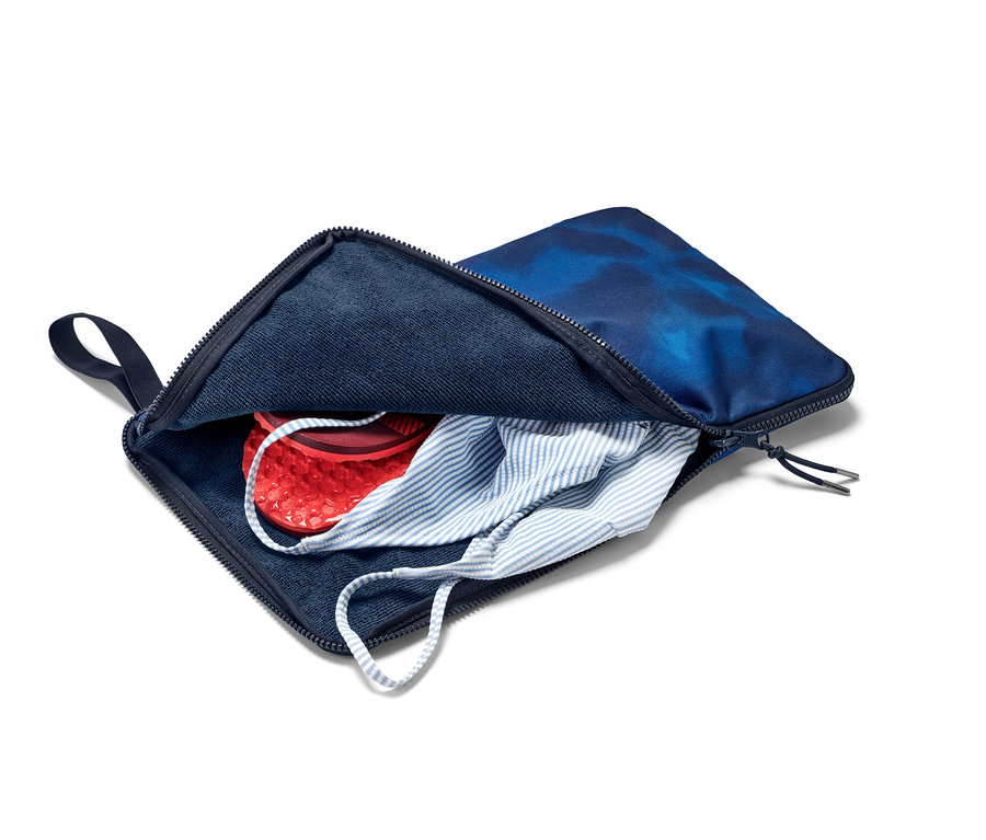 İçinde kırmızı ayakkabılar ve çizgili bir üst bulunan açık mavi Üst Değiştirme Minderi ve Islak Eşya Torbası.