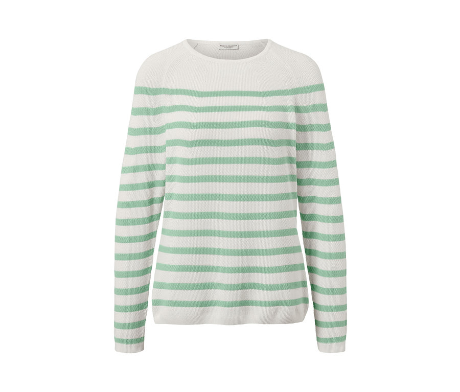 Beyaz arka planda çizgili örgü kazak.