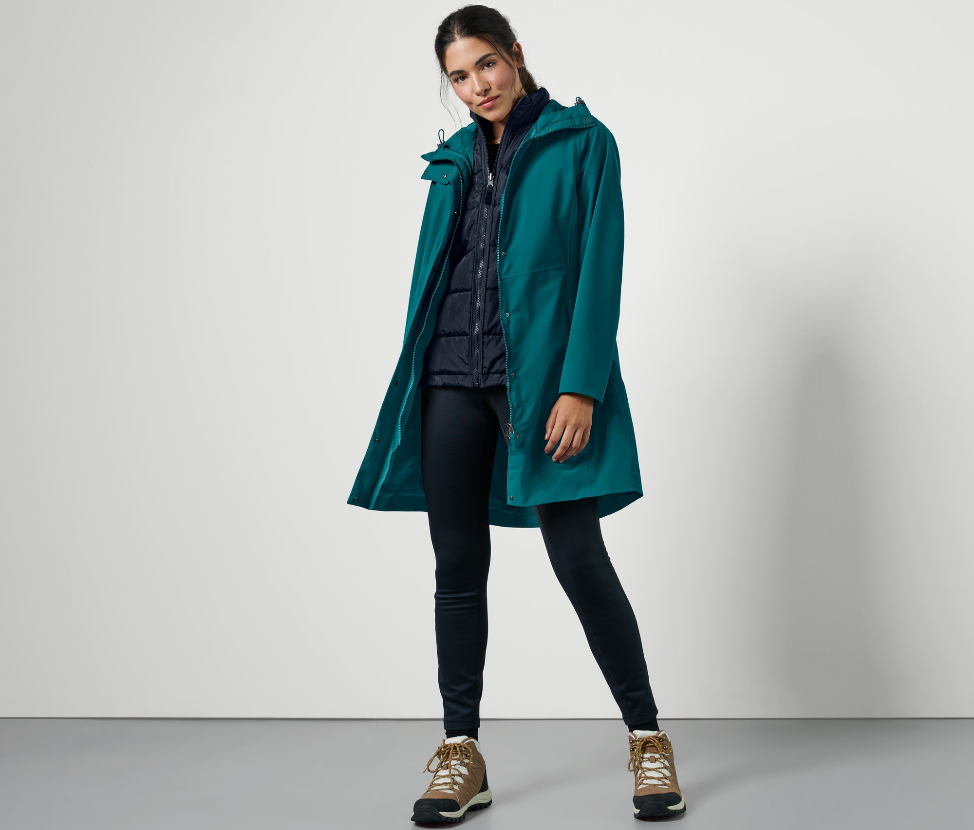 Kadın petrol rengi 3'ü 1 Arada Yelekli Outdoor Palto ile poz veriyor