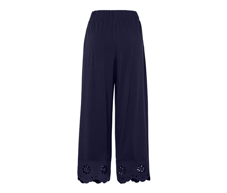 Etek pantolon paçasında nakış detayı bulunur. 