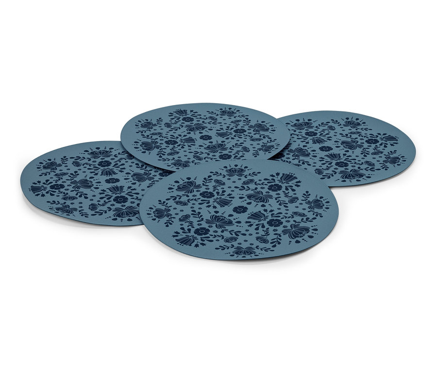 Çiçek desenli dört adet mavi Amerikan servisi.