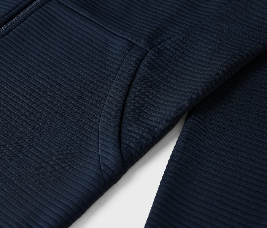 Lacivert, fitilli, fermuarlı ve cepli bir ceketin yakın çekimi.