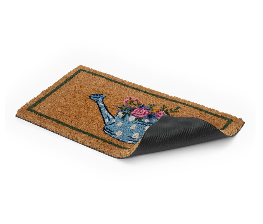 Sulama kabı ve çiçek desenli paspas.