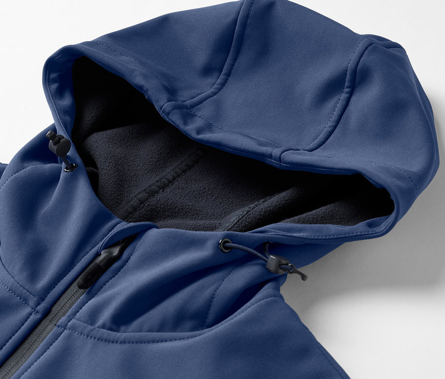 Kapüşonlu lacivert softshell ceketin yakın çekim detayı.