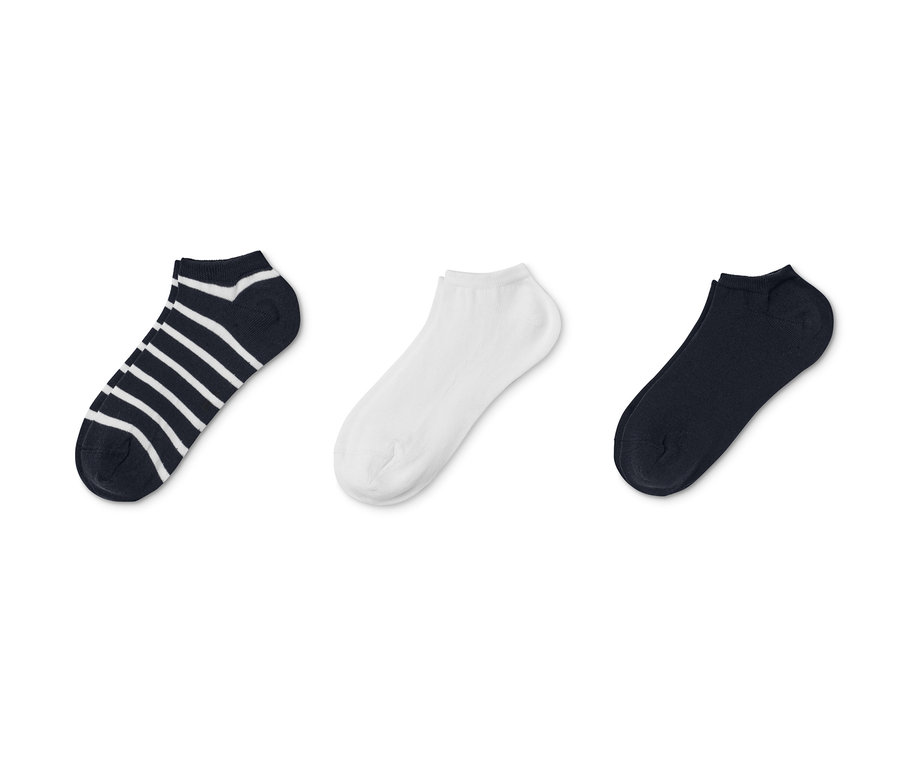Üç çift basic sneaker çorap: biri lacivert-beyaz çizgili, biri beyaz ve biri lacivert.