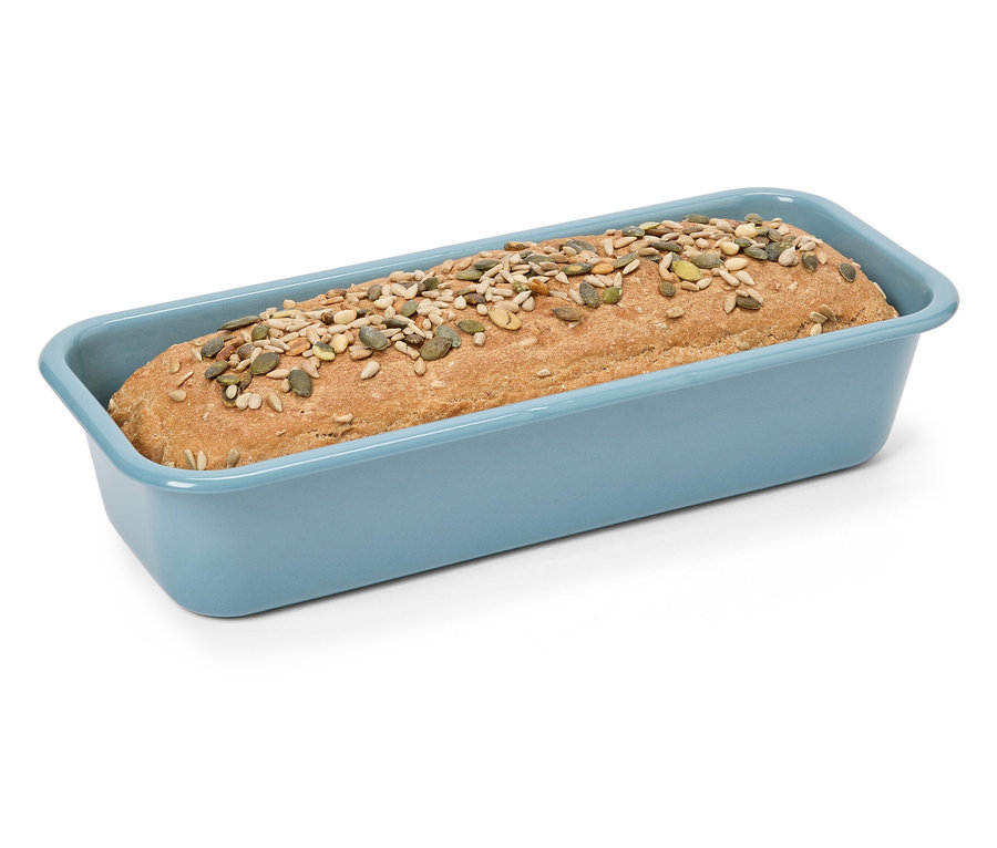 Mavi fırın tepsisinde tohumlu ekmek.