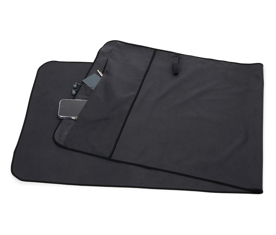 Telefon, kulaklık ve kart bulunan cepli siyah kılıf.