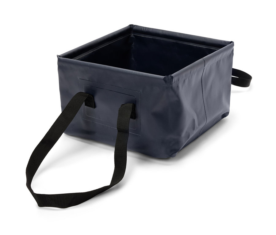 Siyah saplı, lacivert katlanabilir bulaşık kabı.