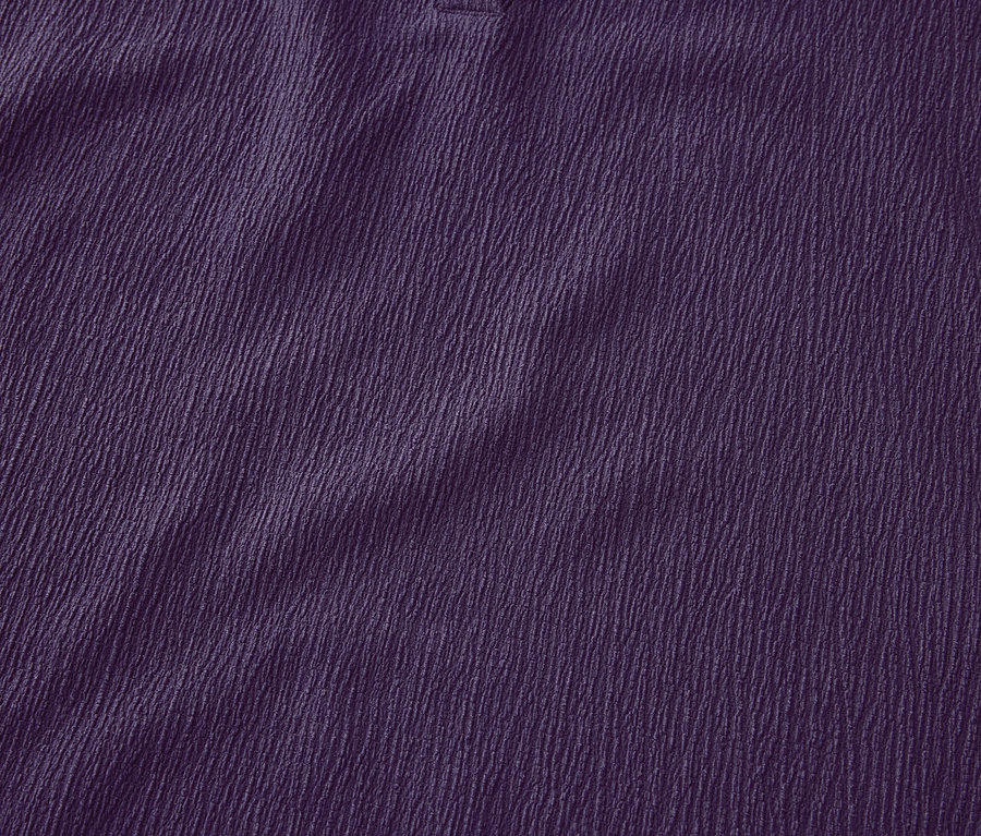 Mor renkli, dokulu kısa kollu bluzun yakın çekimi.