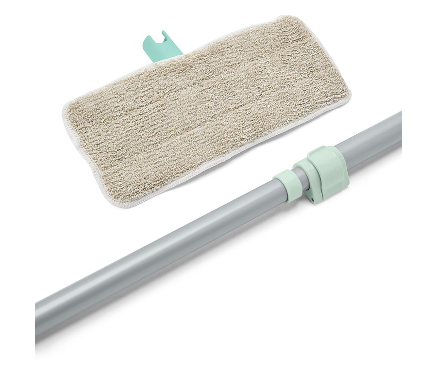 Bej başlığı ve gümüş rengi sapı olan mop.