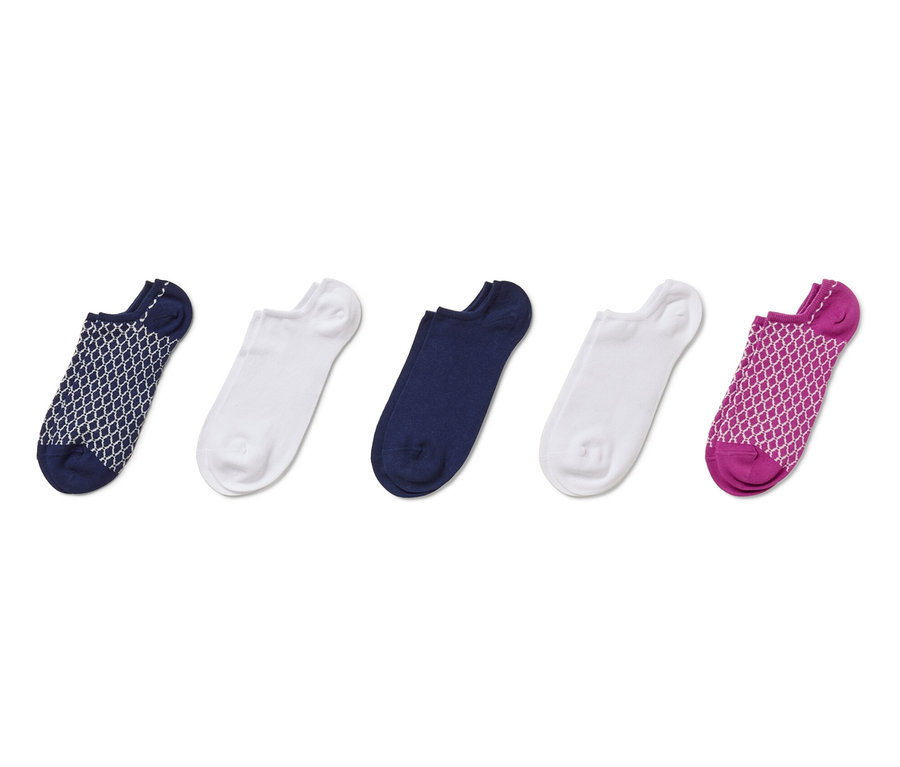 Beş çift farklı renkte sneaker çorabı.