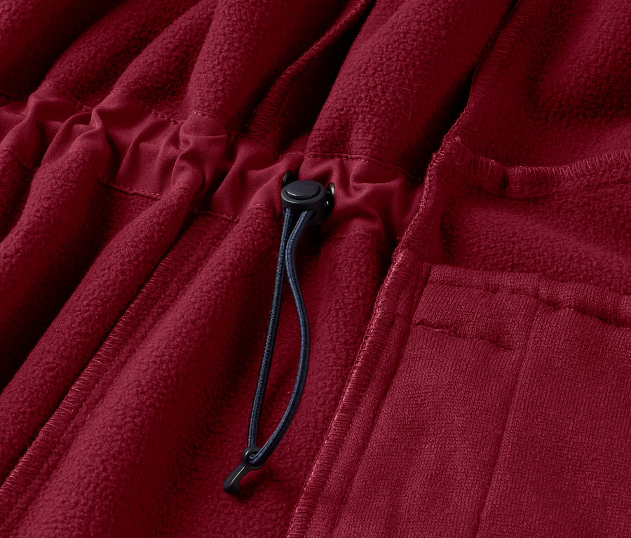 Kordonlu, koyu kırmızı softshell montun yakın çekim detayı.