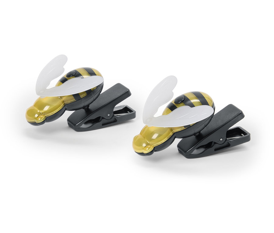 Beyaz bir arka plan üzerinde duran iki adet arı klipsli lamba.