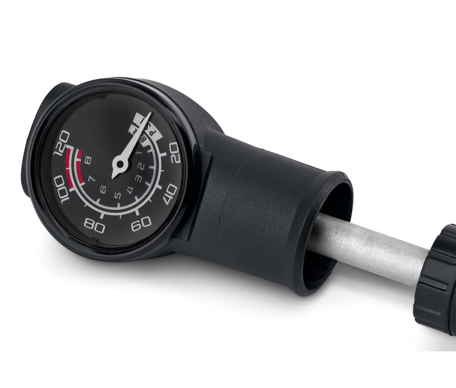 Manometreli çift taraflı mini pompa yakından çekimi.