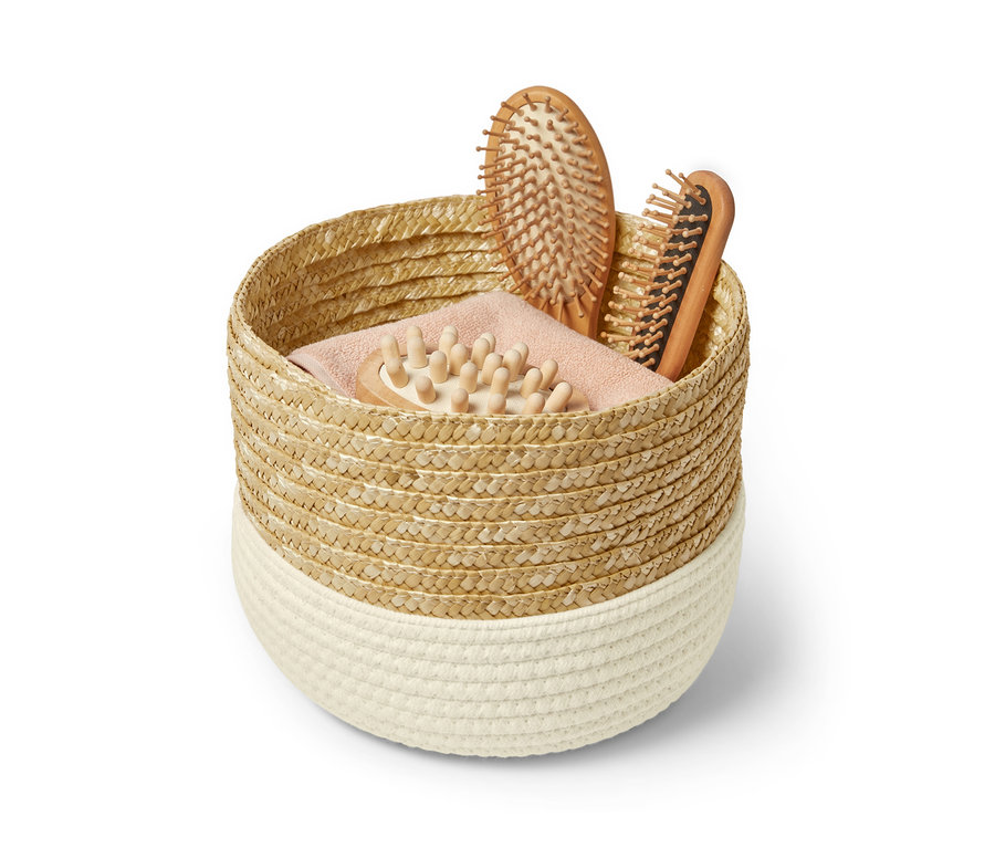 Bir saklama sepetinde iki adet saç fırçası ve bir adet masaj fırçası bulunmaktadır.