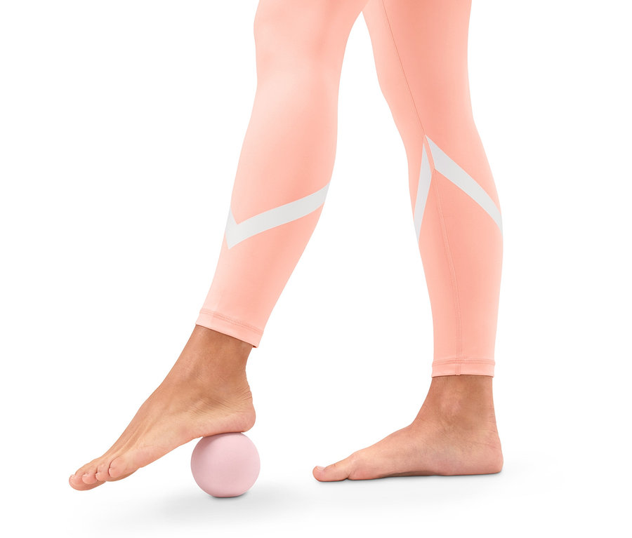 Bir ayak fasya masajı topunun üzerinde duruyor.