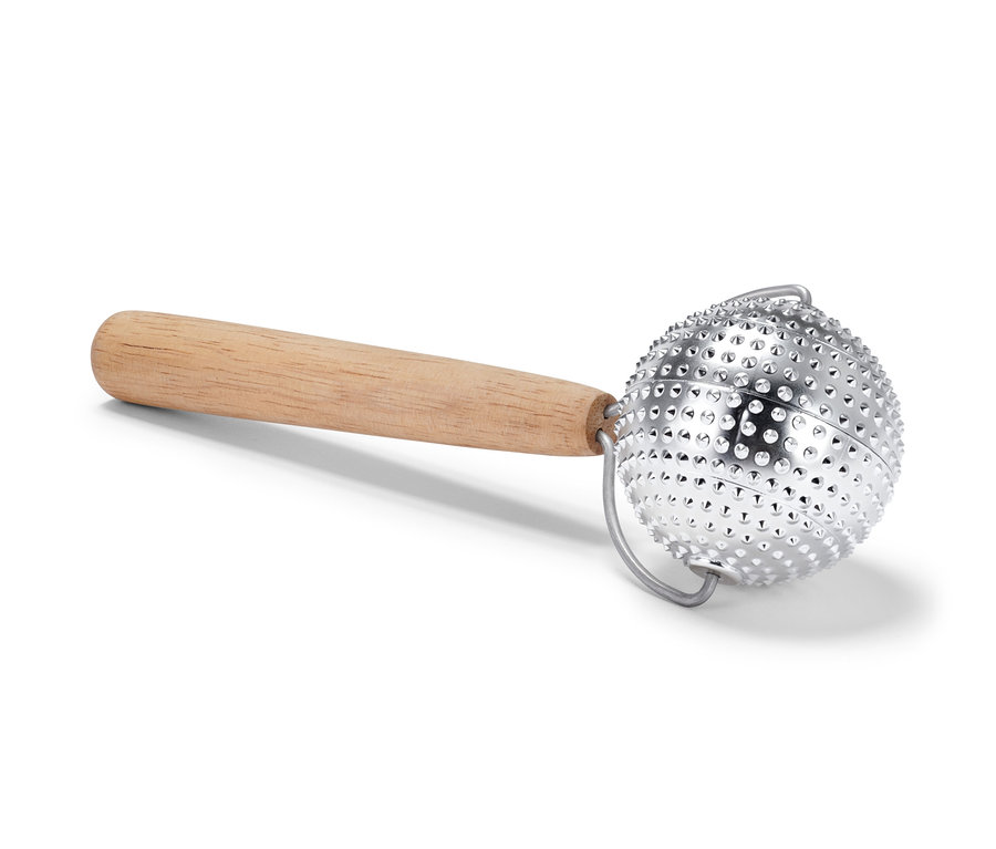 Ahşap saplı ve çıkıntılı gümüş renkli masaj topuna sahip Dikenli Masaj Rulosu.