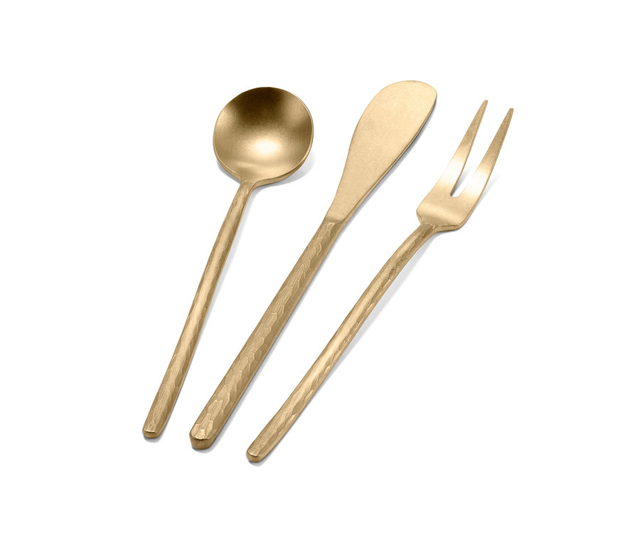 Altın renkli 3'lü çatal bıçak seti beyaz bir arka planda duruyor.