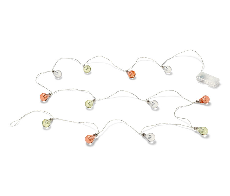 Beyaz bir arka planda renkli ampullere sahip LED Işık Zinciri.