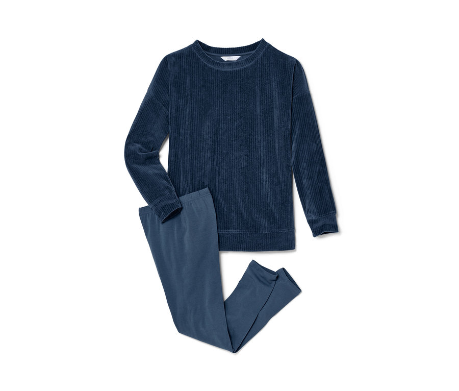 Lacivert taytlı pijama takımı beyaz bir zeminde duruyor.