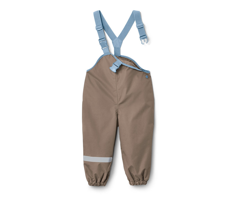 Mavi askılı, kahverengi küçük çocuk yağmur pantolonu.