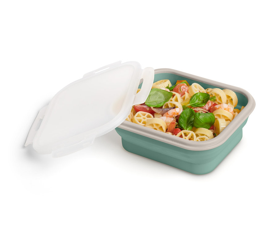 Katlanabilir saklama kabı, içinde makarna salatası var ve kapağı aralık.