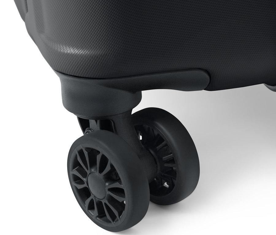 Dokulu yüzeyi ve iki siyah tekerleği gösteren büyük bir sert bavulun ayrıntılı görünümü.