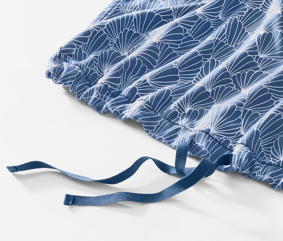 Büzgülü, mavi beyaz çiçek desenli taytlı pijama takımının detayı.