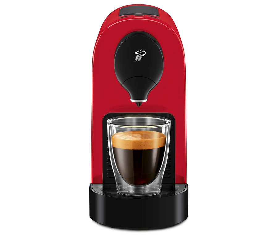 Bir fincan kahve ile kırmızı Cafissimo pure+ kahve makinesi.