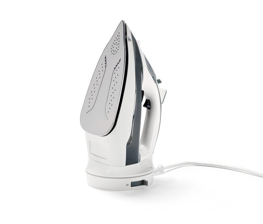 Kablolu, beyaz ve gri kablosuz buharlı ütünün yakın çekimi.