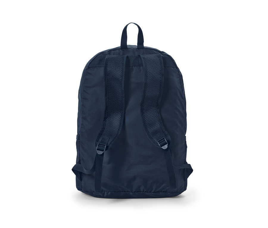 Lacivert katlanabilir sırt çantasının arka detay görünümü.