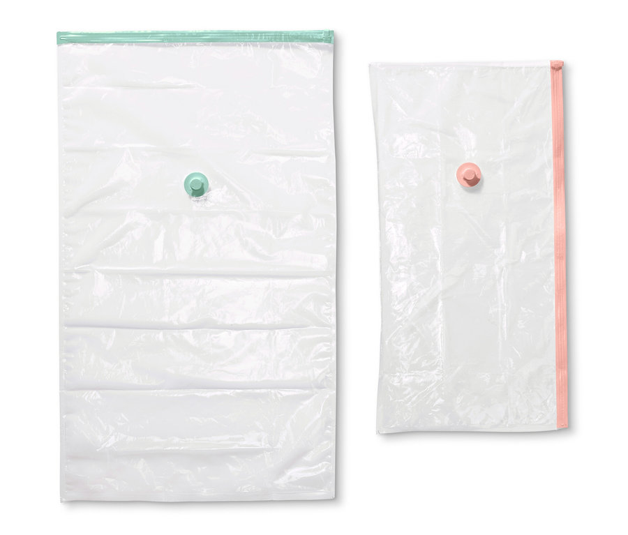 Beyaz bir arka plan üzerinde iki adet vakumlu saklama torbası yatıyor.